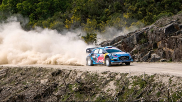 Ford Fiesta WRC rally car racing on gravel.png