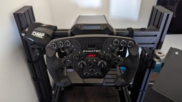 Fanatec ClubSport Steering Wheel F1 2021.jpg