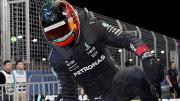 Lewis Hamilton Ferrari Helmet (1).jpg