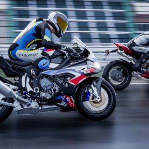 Can Stock Ducati Panigale Keep Up With Bmw M1000RR ?